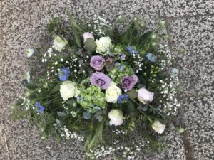 Låg begravningsdekoration Begravningsblommor