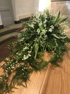 begravningsblommor liljekonvaljer kistdekoration liljekonvaljer