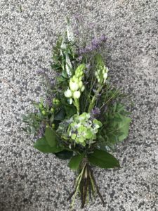 liten begravningsblomma